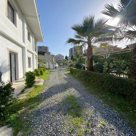 Rubin-cosy With A Garden & Patio Durrës