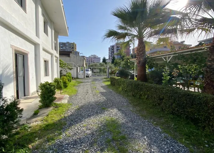 Rubin-cosy With A Garden & Patio Durrës